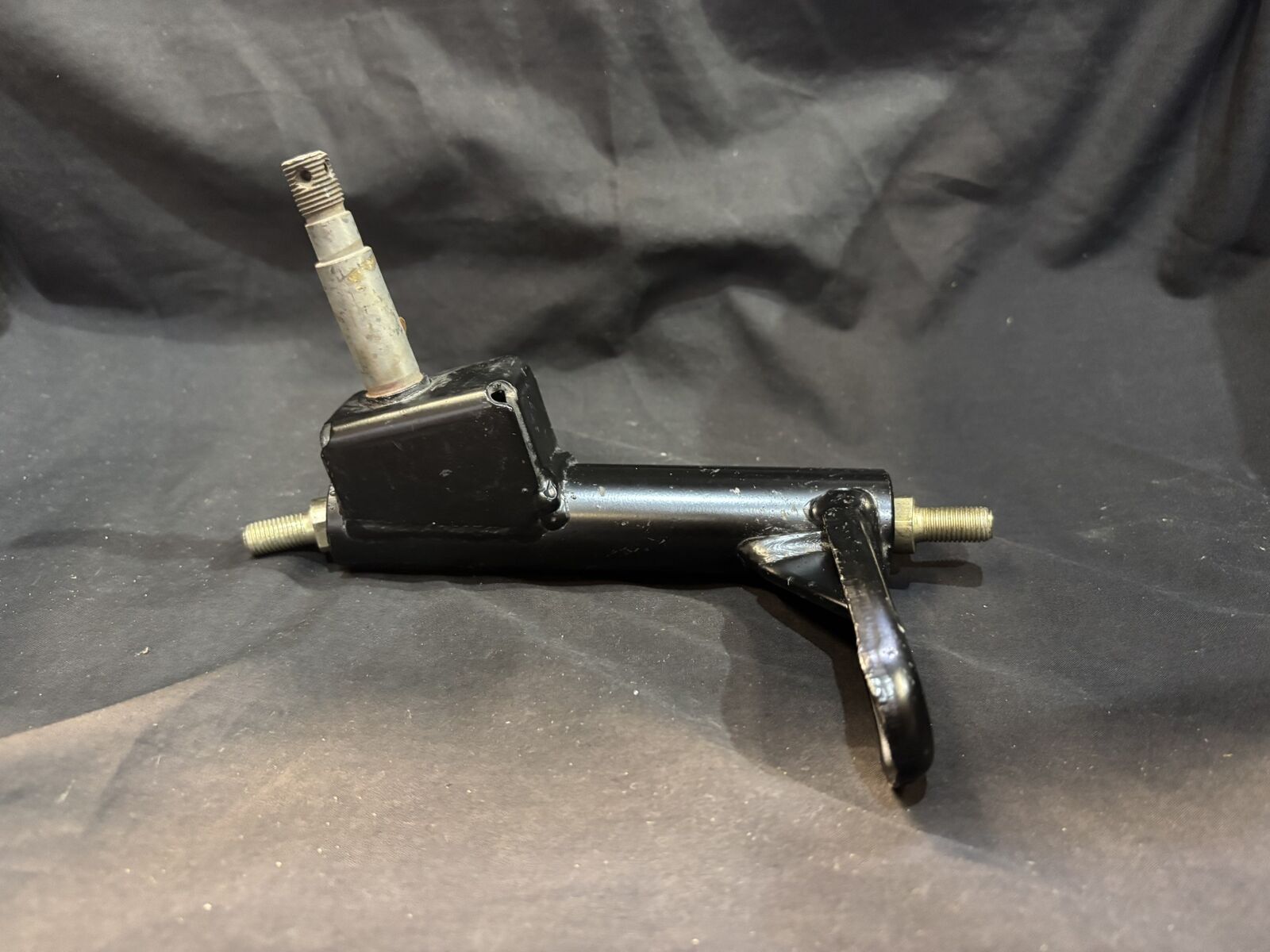 FRONT LEFT KNUCKLE ASSY-GO KART200